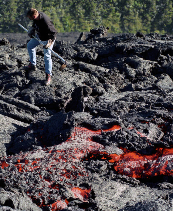 Claude Berlie-Caillat sur une coulée de lave au Piton de la Fournaise © Valérie Koch - Tous droits réservés